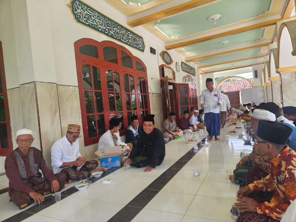 Warga sedang menikmati  momen tellesen katopak, individu tidak hanya merasakan kebahagiaan personal atas keberhasilan menjalankan puasa Syawal. (Foto PWI Pamekasan for JatimUPdate.id)