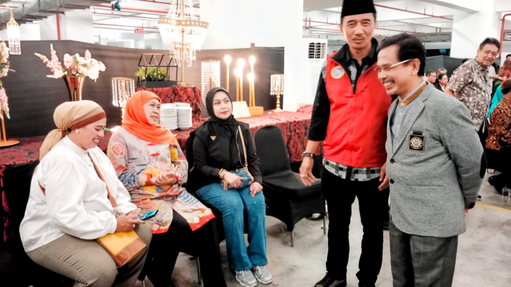 Gubernur Jawa Timur sekaligus Ketua Umum IKA UNAIR, Khofifah Indar Parawansa saat berbincang dengan Dekan FH Unair, Hadi Shubhan dan Ketua IKA FH Unair Sfaiful Ma'arif pada acara Reuni Akbar 2026.