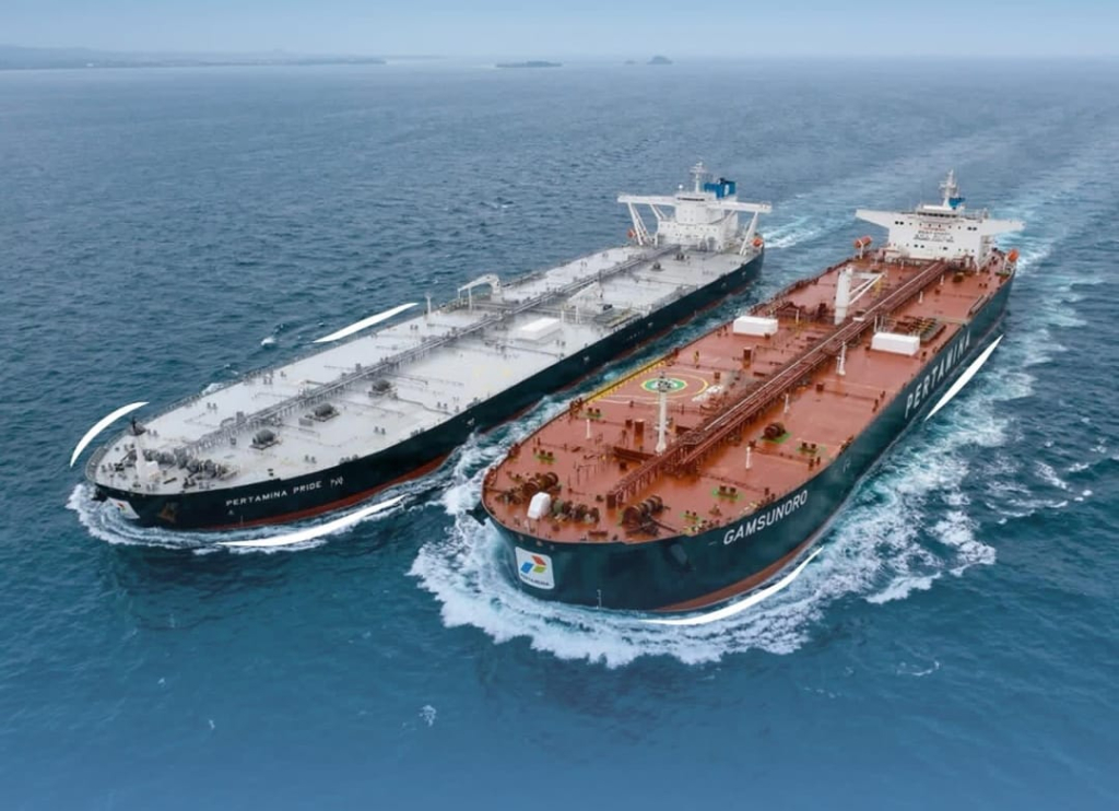 Dua kapal Tanker milik PT Pertamina tengah beroperasi di lautan. (Foto Kompas.com)