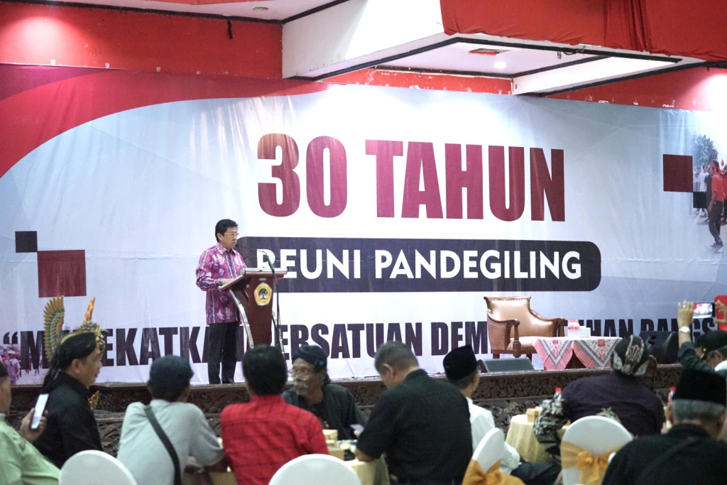 Baktiono tengah memberikan sambutan pada acara Reuni 30 tahun Pandegiling di Universitas 17 Agustus 1945.