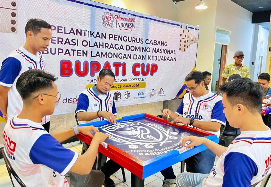 Bupati Lamongan, Yuhronur Efendi, ikut bermain domino saat membuka Bupati Cup 2026 di Moola Cafe, Minggu (29/3/2026). Momen ini menandai upaya mengubah stigma domino menjadi olahraga prestasi.
