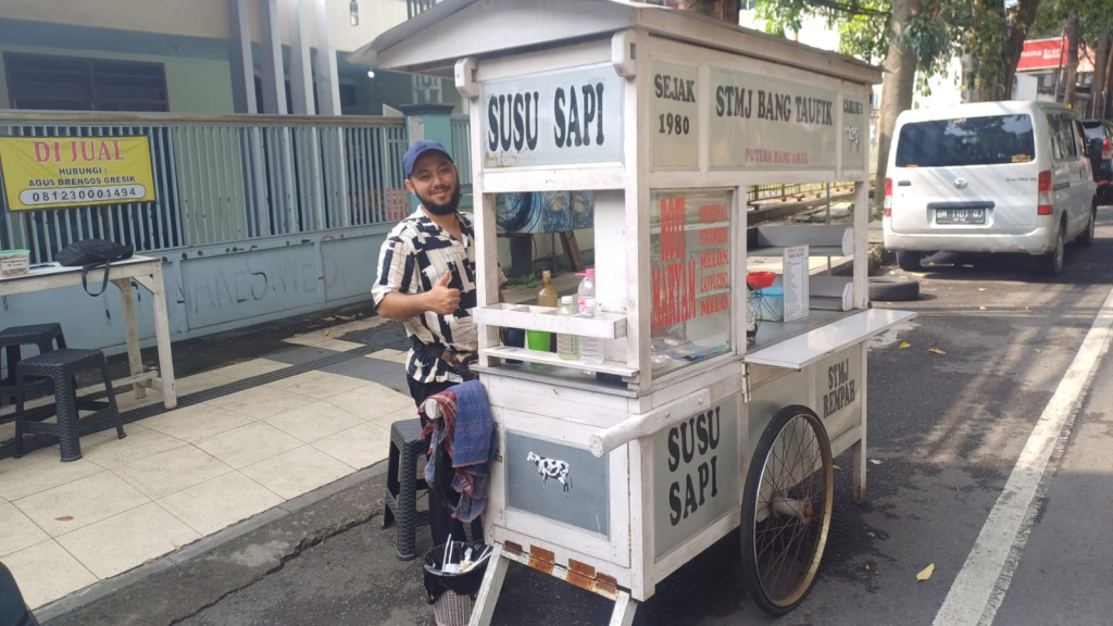 Wildan, Pemuda 29 tahun generasi ketiga yang merawat resep tradisi keluarga tentang minuman dan makanan khas Timur tengah khususnya STMJ Bang Taufik