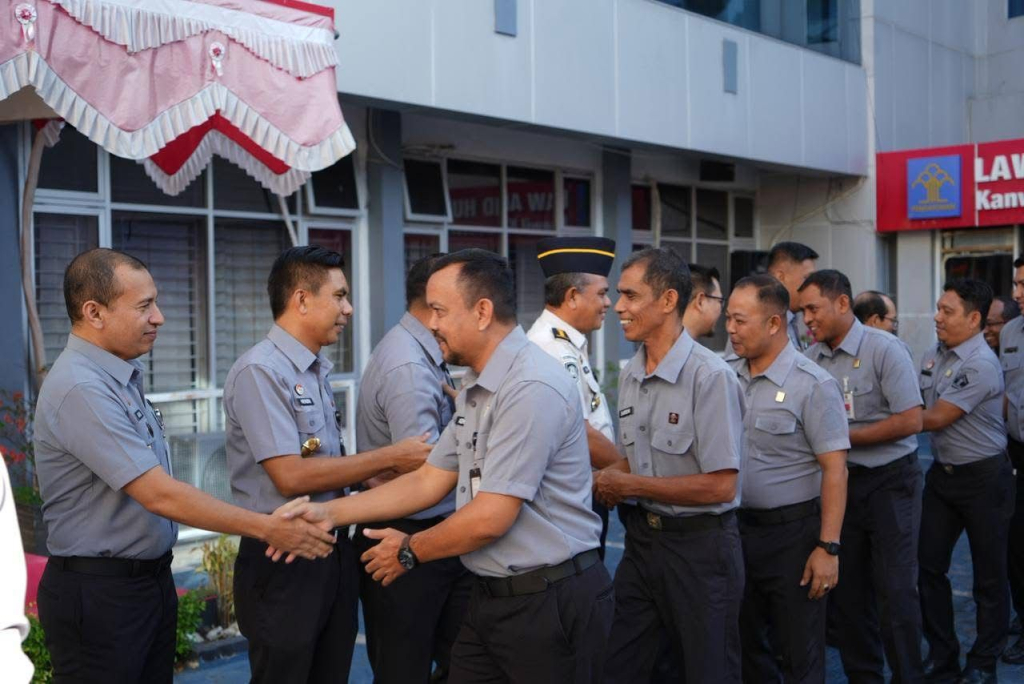 Kepala Kantor Wilayah Kementerian Hukum (Kemenkum) Aceh, Meurah Budiman, mengajak seluruh pegawai untuk kembali bekerja secara optimal usai libur panjang Lebaran. 