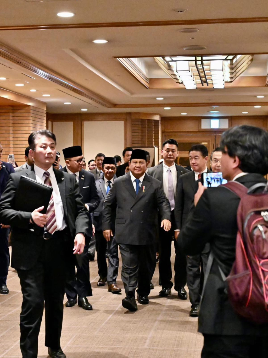 Presiden RI Prabowo Subianto.bersama rombongan berjalan memasuki ruang businnes meeting antara pengusaha Indonesia dan Pengusaha Jepang di Tokyo.