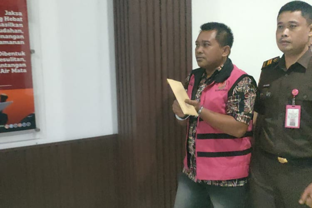 Tim Kejari Sidoarjo tengah mengamankan Kepala Desa Mulyodadi, Kecamatan Wonoayu, berinisial SP, terkait dugaan praktik pungutan liar (pungli) dalam proses pembebasan lahan proyek perumahan.