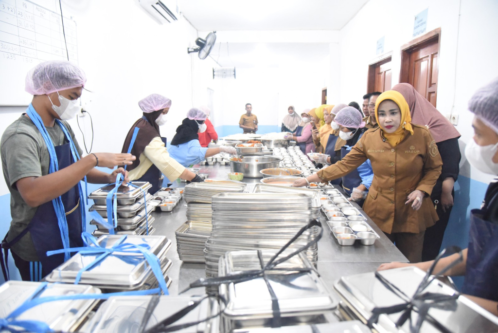 Wakil Bupati Sidoarjo Mimik Idayana melakukan inspeksi mendadak (sidak) ke Satuan Pelayanan Pemenuhan Gizi (SPPG) di Desa Kepuhkemiri, Kecamatan Tulangan, Selasa (31/3/2026). 