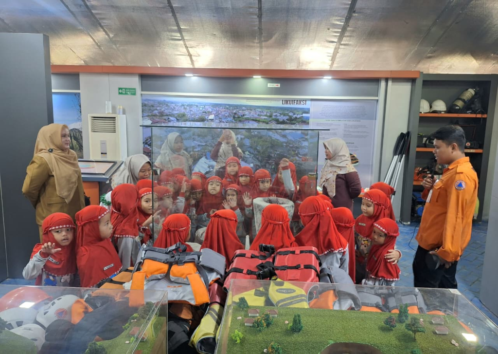 Dua sekolah telah melakukan kunjungan ke wahana pembelajaran kebencanaan ini, yakni, TK Al-Fajar Sedati Sidoarjo yang berkunjung pada Senin (30/3/2026) dan KB-TK Anak Sholeh Sukodono Sidoarjo.