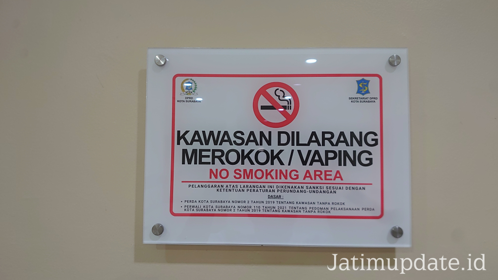 Plakat KTR di DPRD Surabaya, dok jatimupdate.id