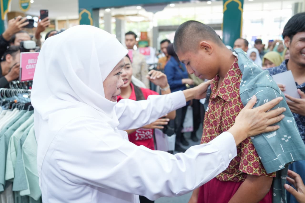 Gubernur Jawa Timur Khofifah Indar Parawansa mengajak 95 anak berkebutuhan khusus berbelanja kebutuhan Lebaran di Sun City Mall Madiun, Kamis (12/3).