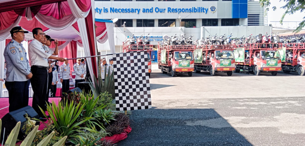 Melalui Dinas Perhubungan (Dishub) Jatim, sebanyak 122 unit sepeda motor milik pemudik diberangkatkan menuju kampung halaman menggunakan lima truk pengangkut, Rabu (18/3/2026).