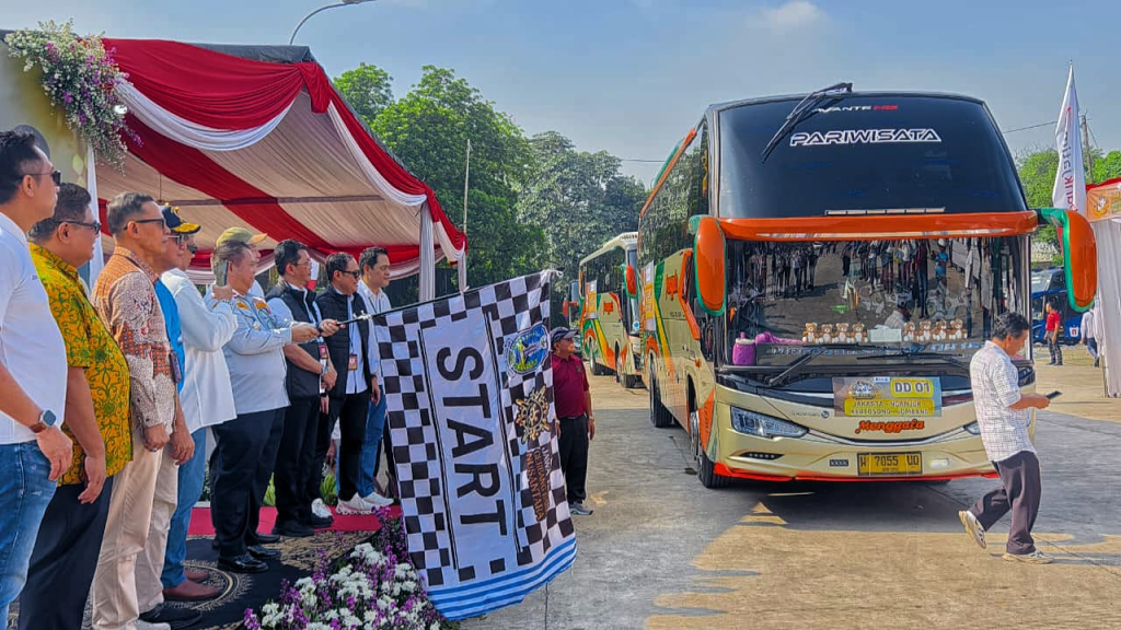 Kepala Dinas Perhubungan Jatim, Nyono saat memberangkatkan 58 armada bus yang mengangkut para pemudik menuju berbagai kabupaten dan kota di Jawa Timur yang merantau di Jakarta