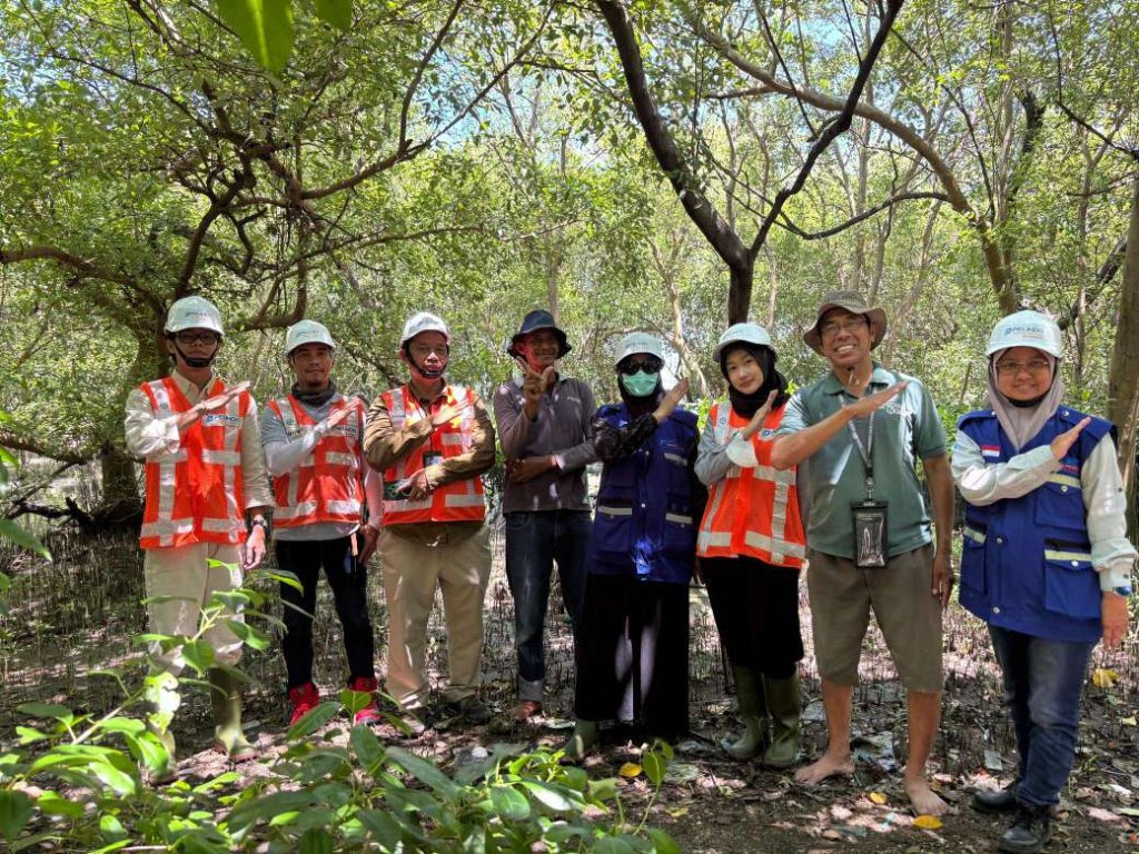 Foto bersama Tim TJSL dan HSSE TPS bersama Ketua Kelompok Petani Mangrove, Shodiq Machfudz di area mangrove TPS 
