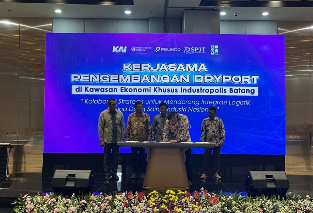 Penandatanganan Nota Kesepahaman (MoU) terkait pengembangan Dry Port di Kawasan Industri Terpadu Batang (KITB), Selasa, (21/04).