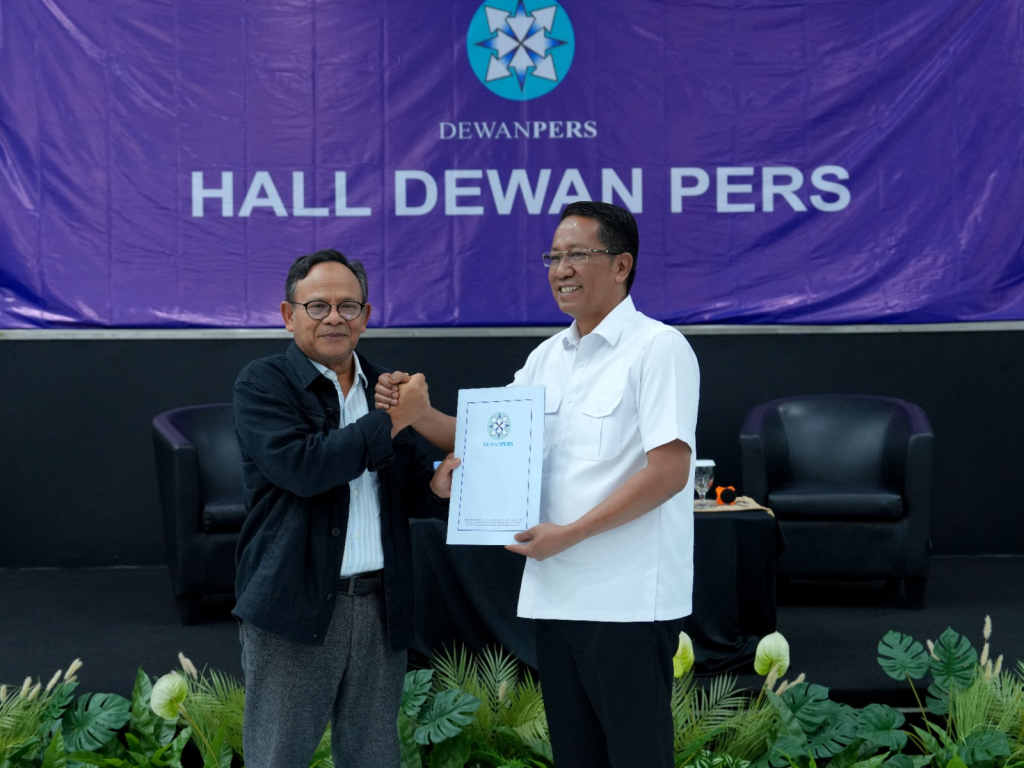 Ketua Dewan Pers Prof. Komaruddin Hidayat menyerahkan dokumen masukan terkait perlindungan karya jurnalistik ke Pemerintah, melalui Menteri Hukum Supratman Andi Agtas, di Hall Dewan Pers, Jakarta, Kamis (23/4/2026).