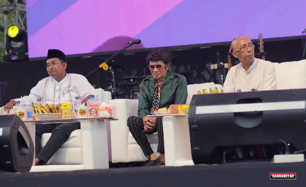 Ramdansyah, Penulis (tanpa peci) di kanan Rhoma Irama dalam Kopdarnas dan Halal bi Halal Forsa, Sabtu 25/04/2026 di Jakarta