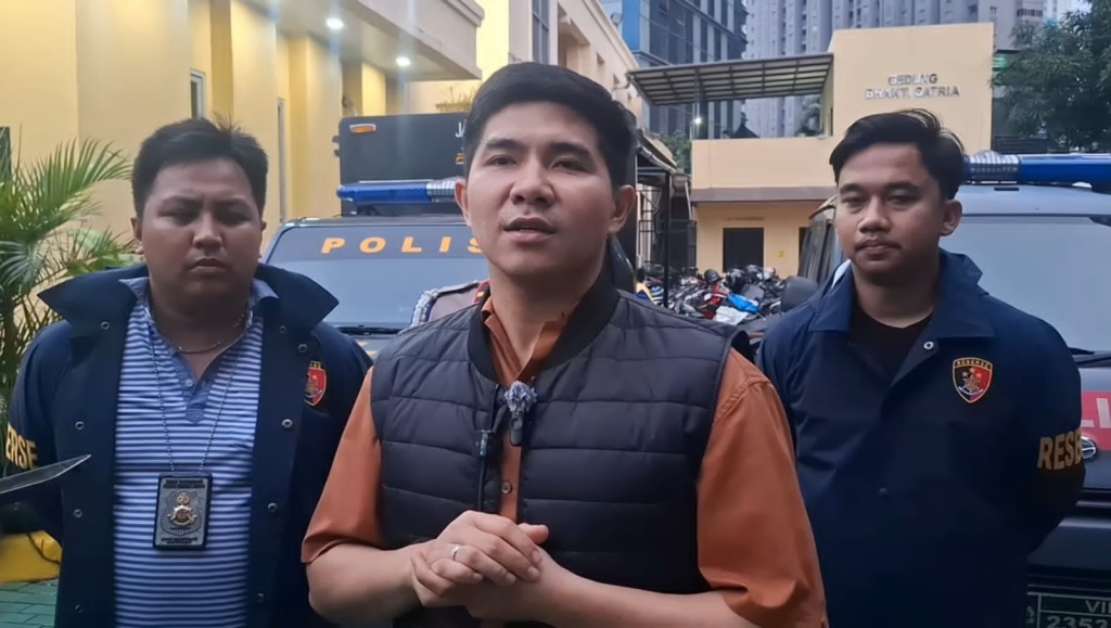 Kanit Reskrim Polsek Grogol Petamburan AKP Alexander Tengbunan didampingi staf tengah jumpa pers dengan jurnalis.
