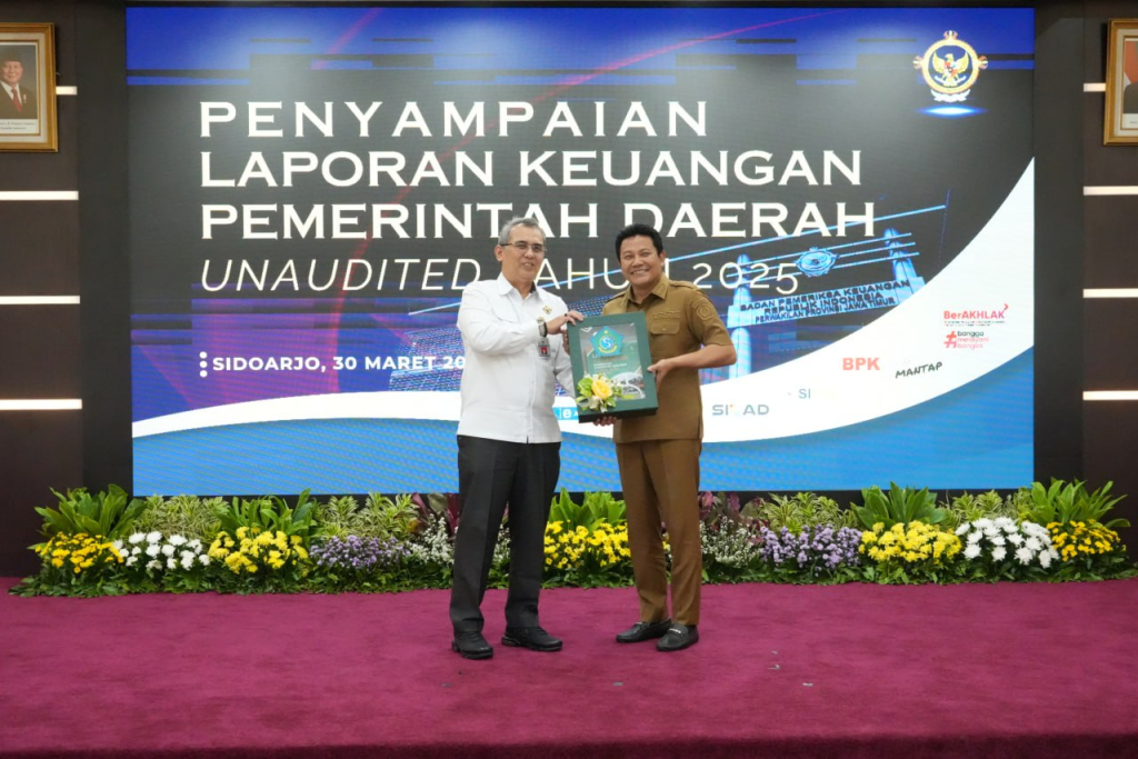 Bupati Sidoarjo Subandi Menyerahkan Penyampaian Laporan Keuangan Pemerintah Daerah 2025.
