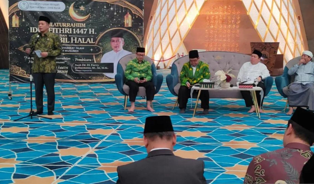 Menteri Koperasi Ferry Juliantono tengah memberikan sambutan pada acara silaturahmi dan halal-bil halal di Jawa Barat.