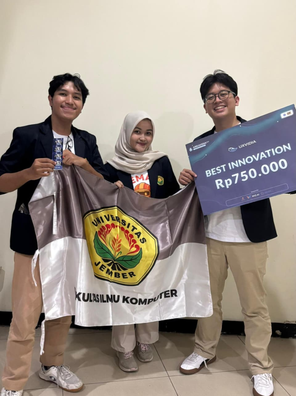 Tiga mahasiswa Universitas Jember berprestasi Nasional,  Fabyan Yastika Permana, Husni Rasyid Bachrie, dan Talitha Puspitasari.