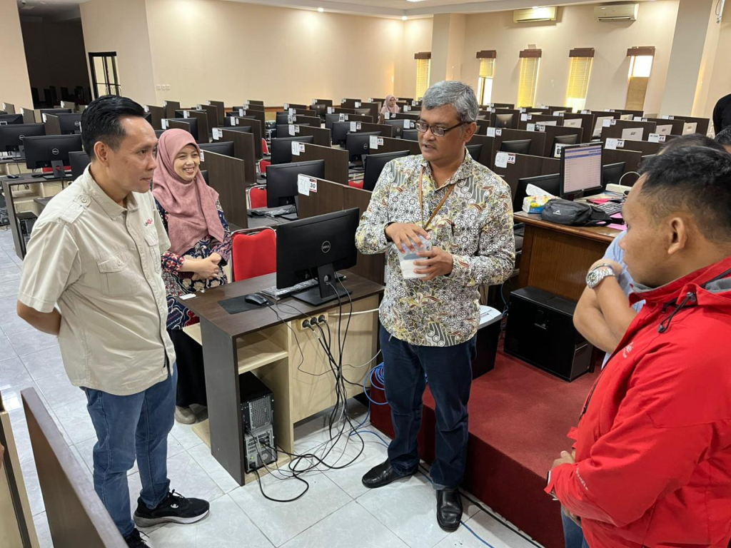 Kepala LPMPP UNEJ, Prof. Ermanto Fahamsyah didampingi Koordinanator Pelaksana Pusat UTBK SNBT UNEJ, Ns. Anisah Ardiana (berjilbab) berdiskusi bersama para teknisi TIK UNEJ.