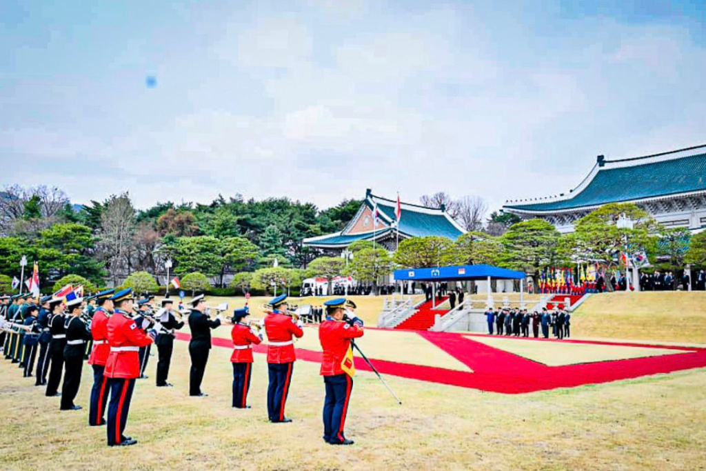 Presiden Republik Indonesia Prabowo Subianto disambut dengan upacara kenegaraan saat melakukan pertemuan dengan Presiden Republik Korea Lee Jae Myung di Istana Kepresidenan Republik Korea.