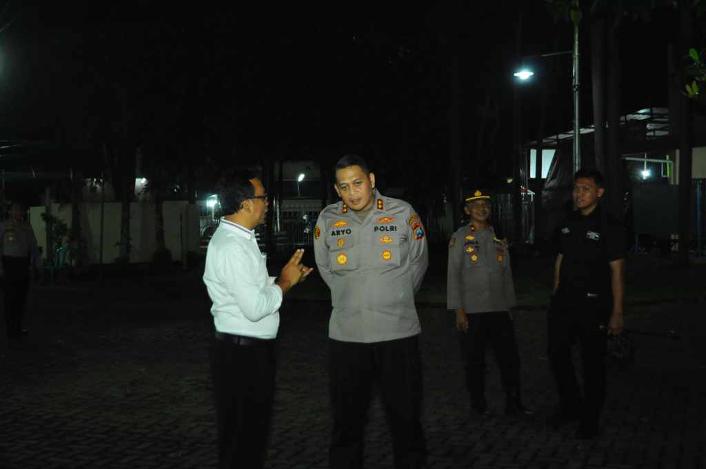 Kapolres Bondowoso AKBP Dr.Aryo Dwi Wibowo ,S.H,S.I.K,M.M bersama para PJU Polres Bondowoso melakukan pengecekan langsung ke Gereja Katolik Santo Yohanes Penginjil Bondowoso. 
