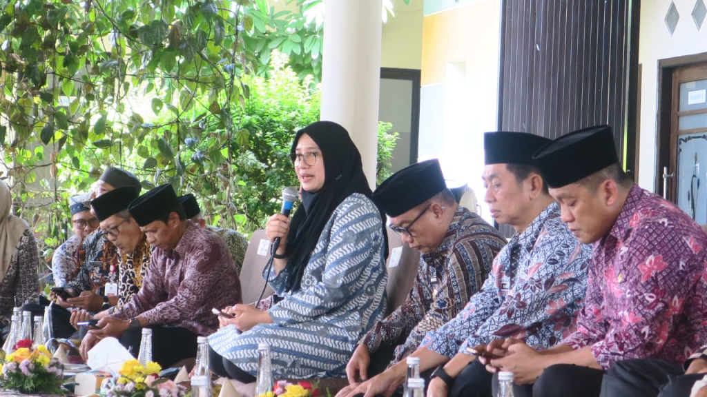 Bupati Banyuwangi, Ipuk Fiestiandani, saat beri sambutan di Desa Gladak Kec. Rogojampi, Kab. Banyuwangi saat Halal Bil Halal Kades se Banyuwangi, Kamis (2/04/26).(Foto A. Chaidir for JatimUPdate.id)