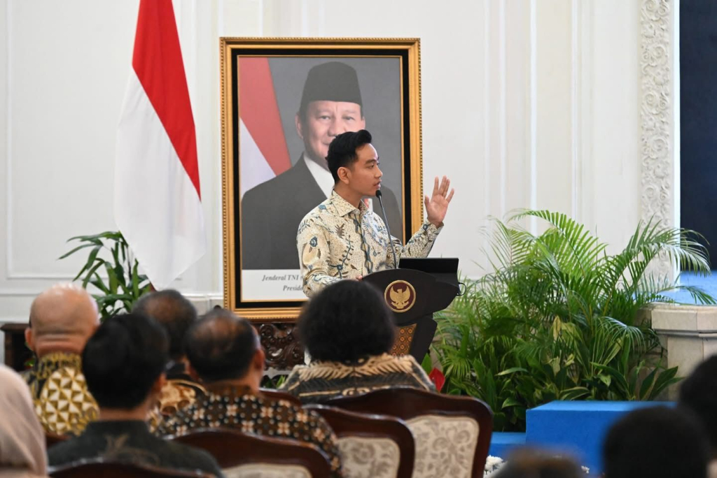 Wakil Presiden (Wapres) Gibran Rakabuming saat memberikan sambutan kala secara resmi melepas peserta Program Pengabdian Alumni Pejuang Digital, di Istana Wakil Presiden, Jakarta Pusat, Jumat (03/04)