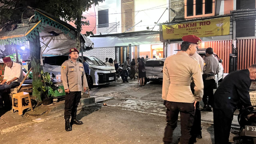 Suasana penuh khidmat dan penghayatan terasa dalam pelaksanaan Kebaktian Jumat Agung di Gereja GPDI Kedoya, Kebon Jeruk, Jakarta Barat, Jumat (3/4/2026). 
