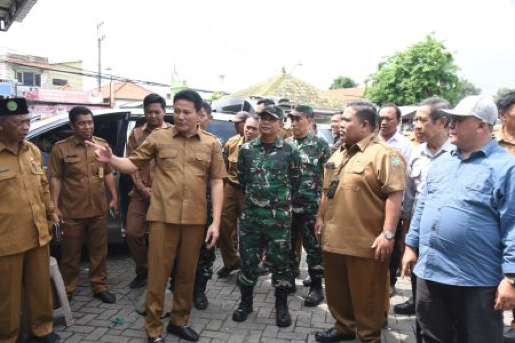 Bupati Sidoarjo Subandi tengah meninjau gerai KDMP yang sedang di bangun.