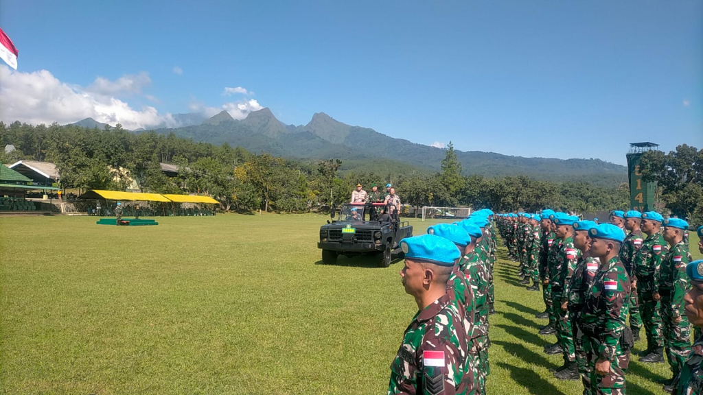 Kapolres Bondowoso memeriksa pasukan pemberangkatan Satuan Tugas (Satgas) perdamaian dunia di bawah naungan PBB (UNIFIL). Prajurit pilihan dari Batalyon Raider 514 Bondowoso.