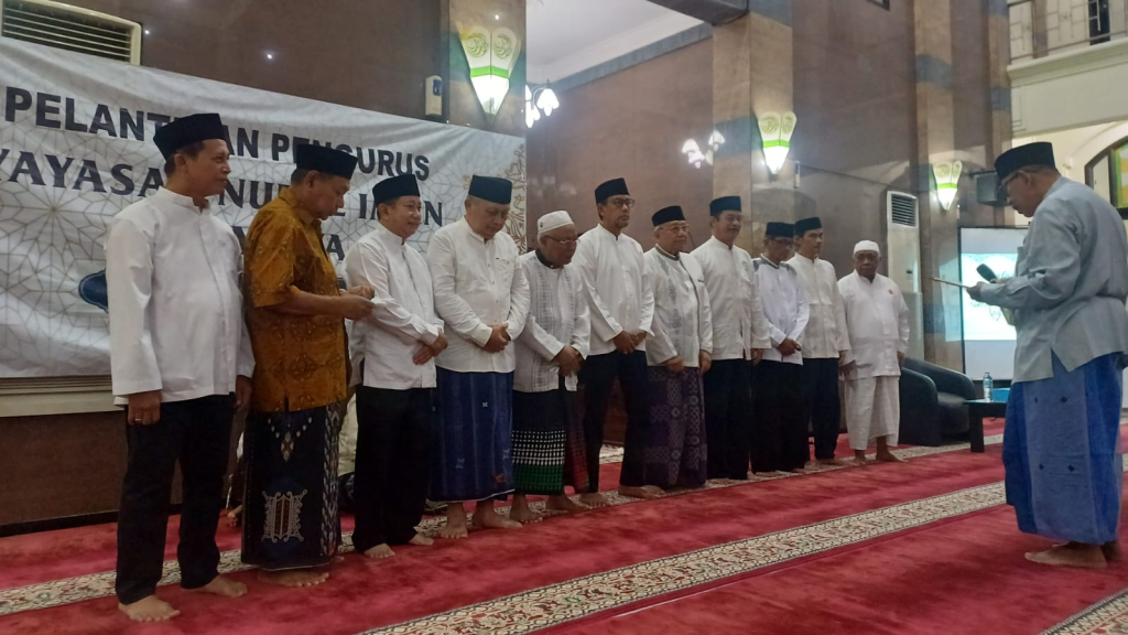 Ketua Dewan Pembina Yayasan Nurul Iman, H. Imam Utomo saat membacakan SK Pengurus Yayasan Nurul Iman 2026-2031 pada Minggu pagi (05/04/2026). (Foto JatimUPdate.id)