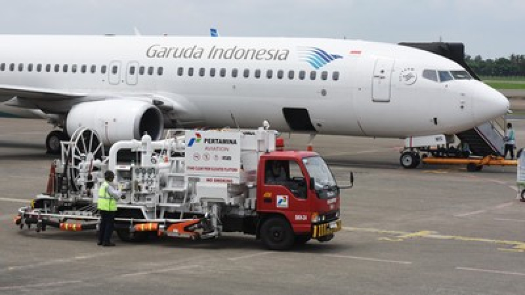 Armada Pesawat Garuda Indonesia tampak sedang mengisi bahan banyak minyak berjenis avtur di salah satu bandara di Indonesia.