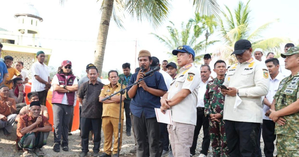 Ketua Satgas PRRP Sumatera, Muhammad Tito Karnavian, serahkan bantuan kepada penyintas bencana hidrometeorologi di Desa Sekumur, Kecamatan Sekerak, Kabupaten Aceh Tamiang, Aceh, Sabtu (4/4/2026).