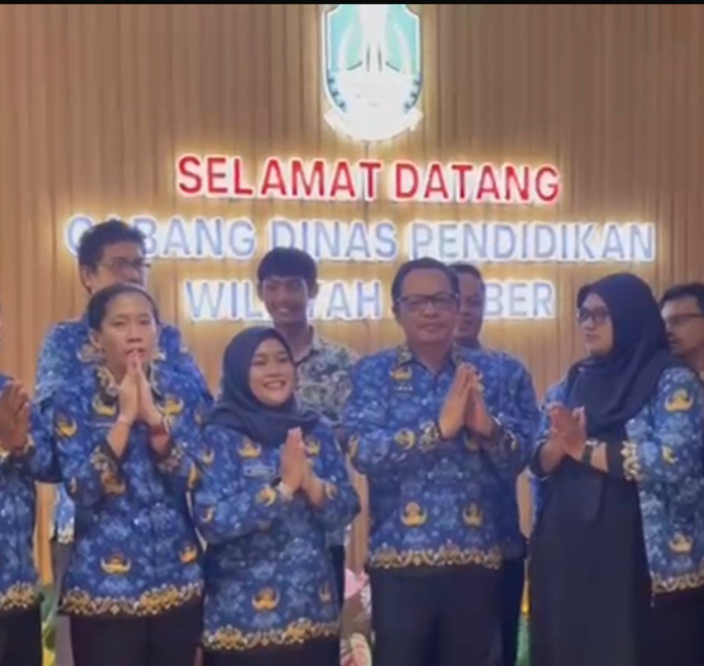 Staf Dinas Pendidikan Wilayah Jember-Lumajang tengah berbahagia.