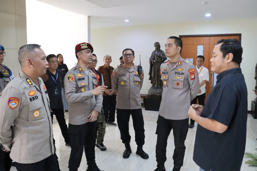 Wakapolres Metro Jakarta Barat AKBP Rezi Dharmawan, S.I.K., M.I.K., melaksanakan monitoring langsung pengamanan kegiatan misa Paskah di Gereja Paroki ST. Petrus Paulus, Mangga Besar, Tamansari.