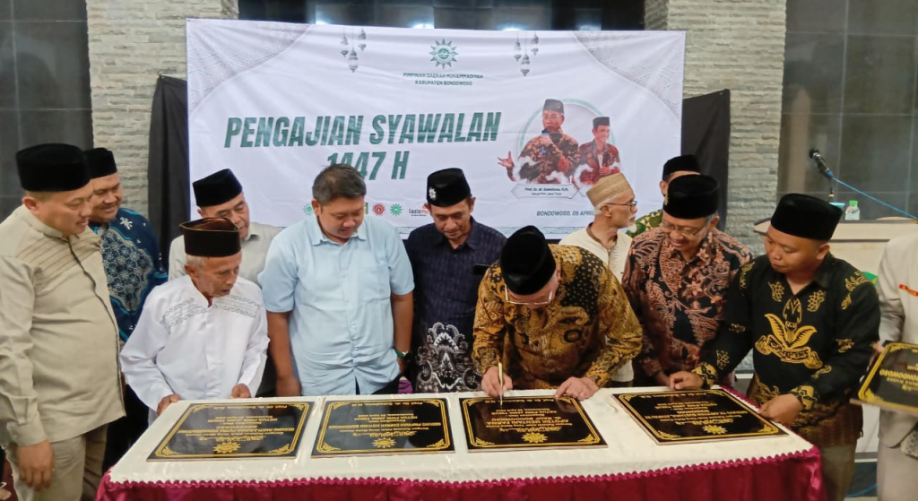 Ketua PWM Jatim, Sukadiono, bersama Ketua PDM Bondowoso, Muhammad. Malik, meresmikan enam amal usaha dalam momentum Syawalan 1447 H di Masjid Al Huda Bondowoso, Ahad (5/4/2026).