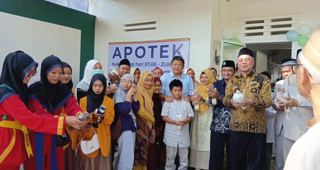 Ketua PWM Jawa Timur, Sukadiono bersama jajaran PDM Bondowoso dan tamu undangan saat prosesi simbolis peresmian Apotek Mentari Farma dr. Rauf Bondowoso, Ahad (5/4/2026).