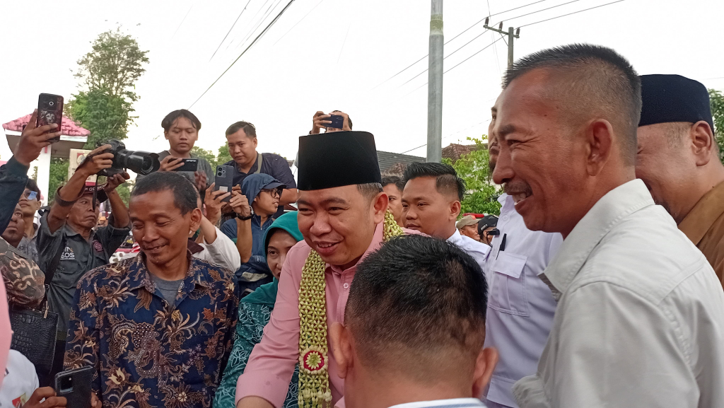 Keterangan Gambar: Bupati Jember Muhammad Fawait saat giat Bunga Desaku di Kecamatan Mumbulsari