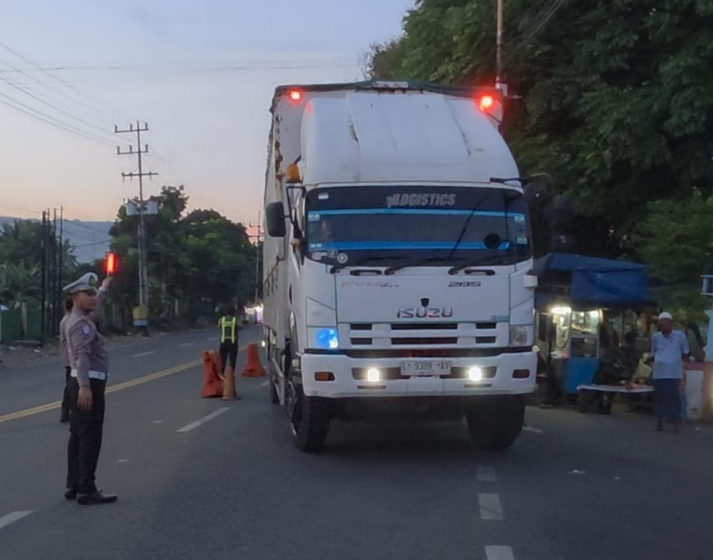 Optimalisasi buffer zone di Bulusan, skema pengaturan yang terintegrasi ini, jalur utama Situbondo-Banyuwangi kini kembali berfungsi normal. Upaya Cerdas Polresta Banyuwangi.