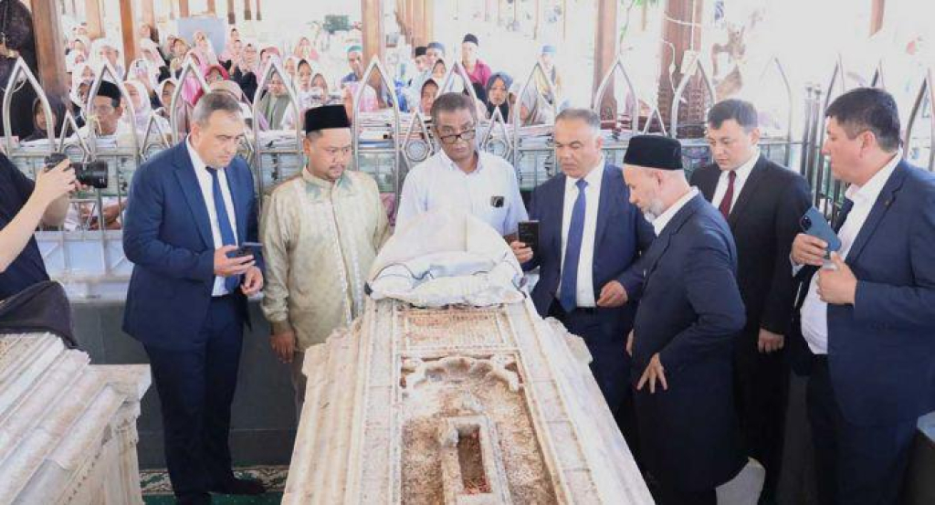 Bupati Gresik Fandi Akhmad Yani mendampingi Gubernur Samarkand Adiz Muzafarovich Boboyev bersama wakilnya Rustam Kobilov berziarah ke Makam Syekh Maulana Malik Ibrahim, Minggu (5/4/2026).