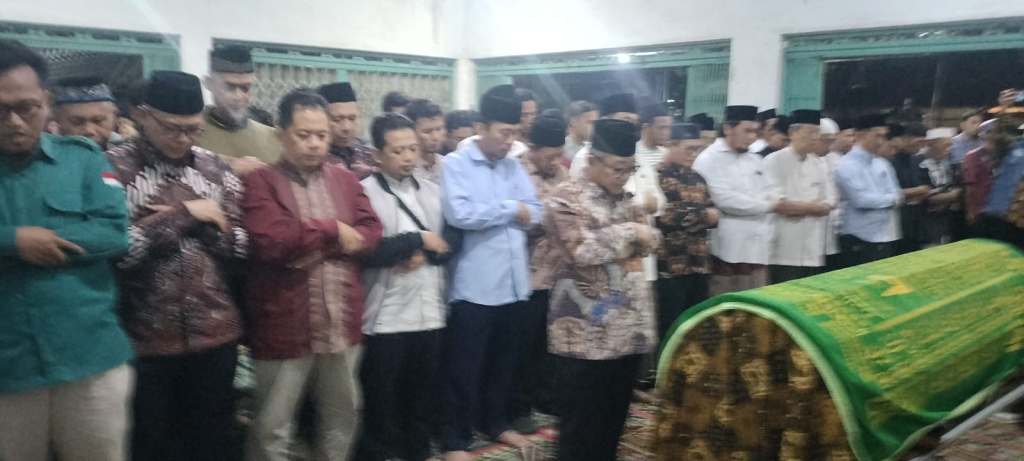 Sekretaris Umum Pengurus Pusat Muhammadiyah yang juga Menteri Pendidikan Menengah Dasar, Abdul Mu'ti memimpin sholat jenazah almarhum Mohammad Mirdasy, Ketua LHKP PW Muhammadiyah Jawa Timur.