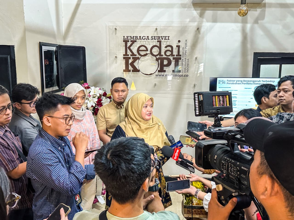 Head of Research KedaiKOPI, Ashma Nur Afifah, seusai pemaparan survei tahunan KedaiKOPI terkait pelaksanaan mudik Lebaran, melakukan sesi wawancara dengan jurnalis, Senin (6/4/2026).
