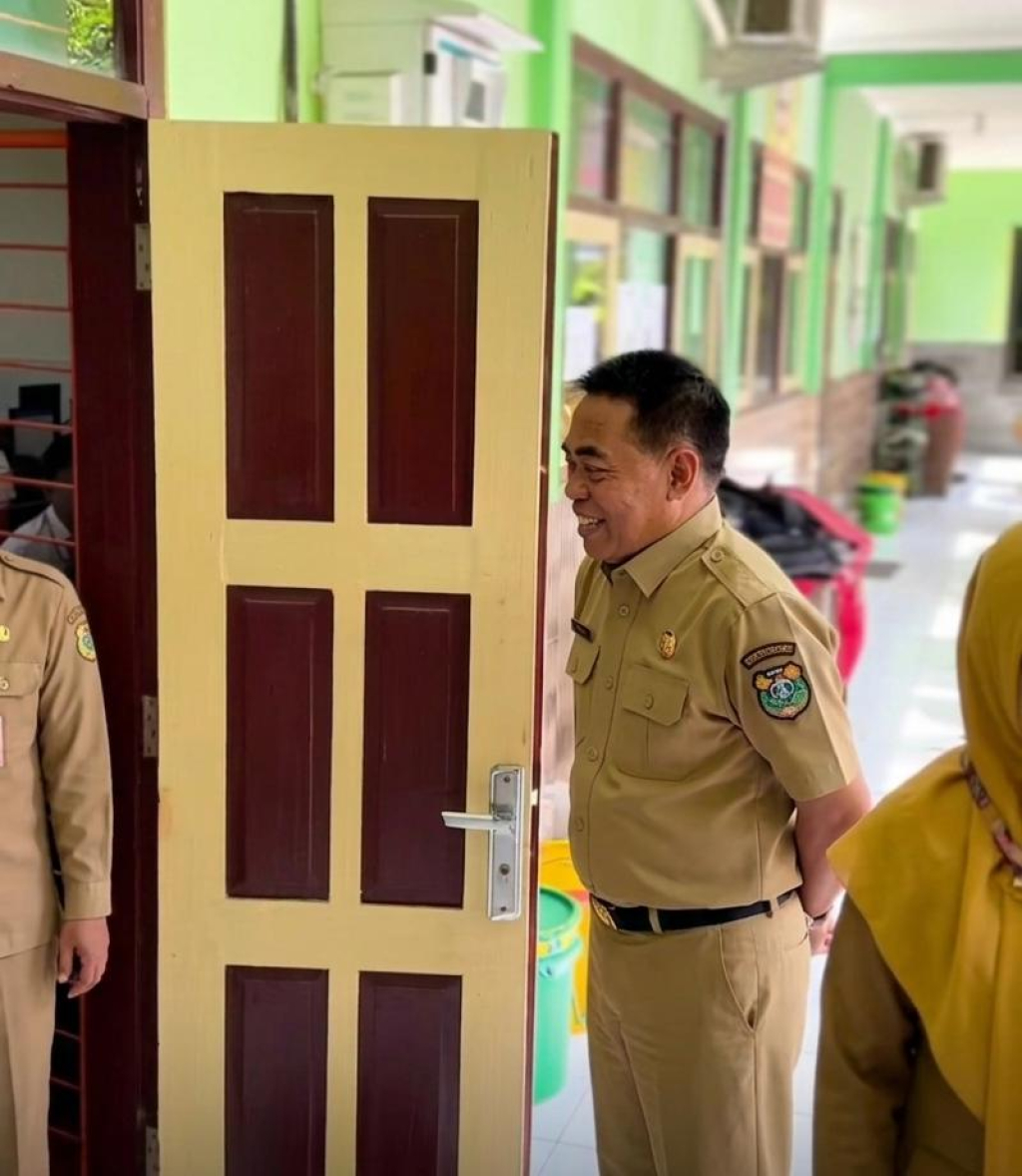 Kepala Dinas Pendidikan Bondowoso, Taufan Restuanto, saat melakukan monitoring pelaksanaan Tes Kemampuan Akademik (TKA) tingkat SMP di salah satu sekolah di Bondowoso, Senin (6/4/2026).