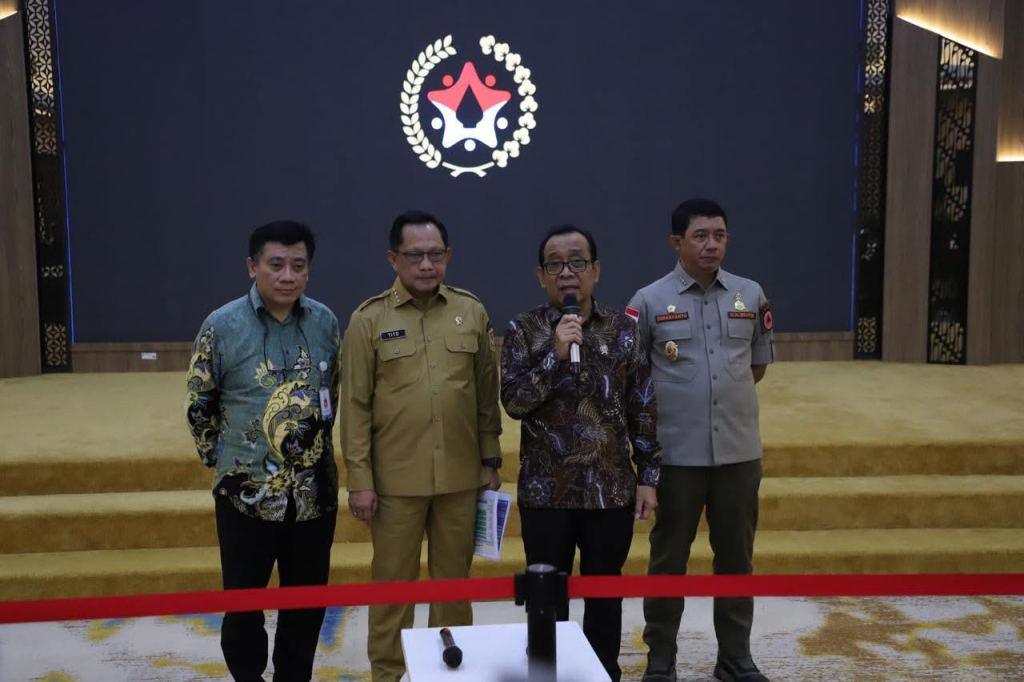 Menko PMK, Prof. Pratikno, didampingi Mendagri Tito Karnavian, Kepala BNPB Letjen TNI Dr. Suharyanto, Menteri PU Dody Hanggodo saat jumpa pers.