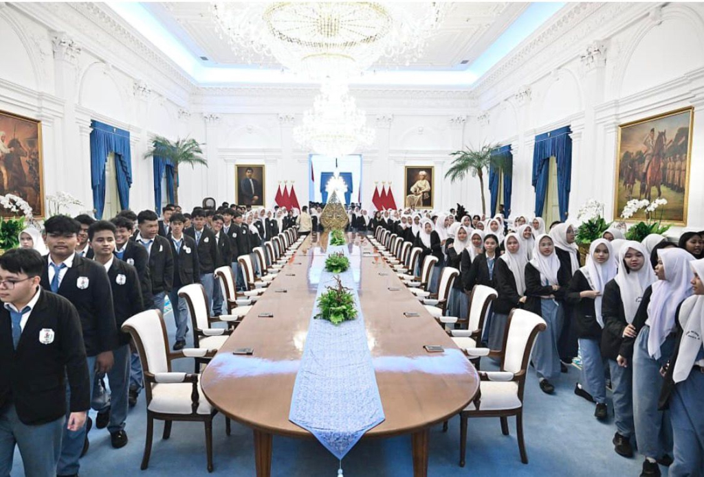 Guru dan Siswa SMKN 19 Jakarta jadi yang pertama mengikuti Program Istana Untuk Anak Sekolah. (Foto Sekkab for JatimUPdate.id)