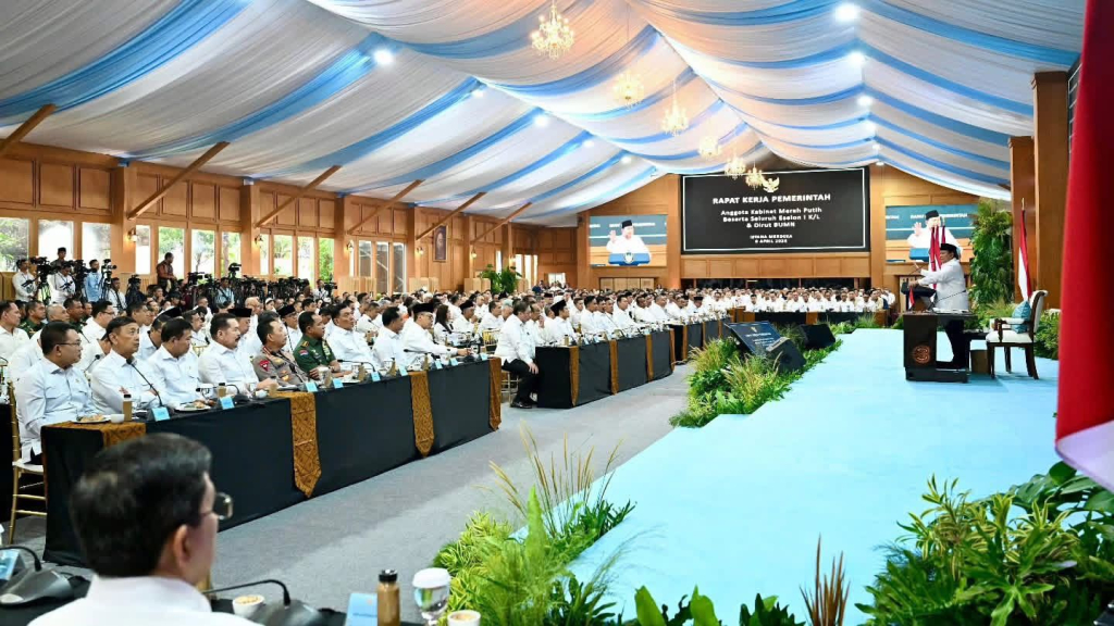 Presiden Prabowo Subianto mengumpulkan semua Menteri Kabinet Merah Putih dan seluruh jajaran Eselon 1 dalam rapat kabinet yang digelar Rabu (08/04/2026). (Foto istimewa/sekneg for JatimUPdate.id)