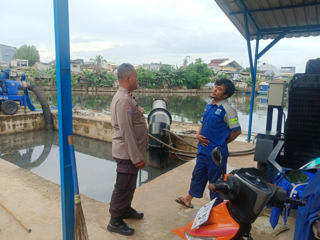Babinkamtibmas kegiatan sambang sekaligus koordinasi kewilayahan dengan petugas jaga pompa air di kawasan Pesing Garden, RT 011 RW 08, Kedoya Utara, Kebon Jeruk, Jakarta Barat.