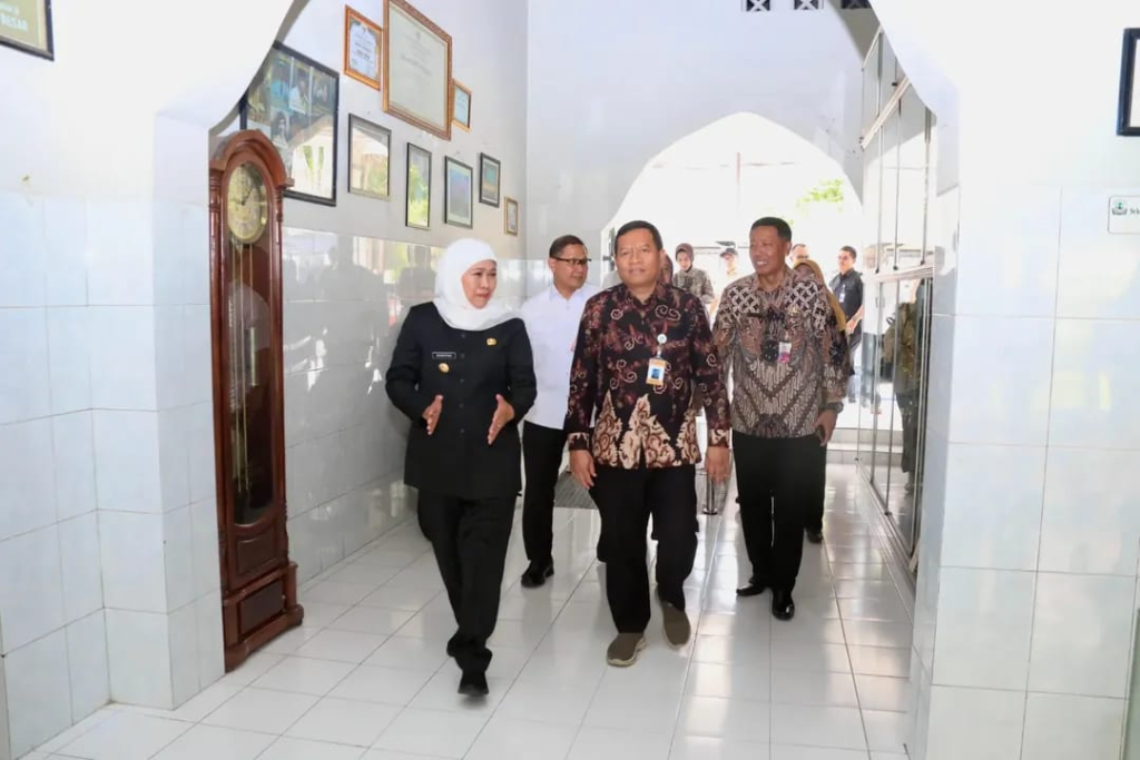 Gubernur Jatim Khofifah Indarparawansa mendampingi Staf Ahli Bidang Regulasi dan Hubungan Antar Lembaga Kemendikdasmen, Prof. Dr. Biyanto, saat memasuki ruang pertemuan di Surabaya.