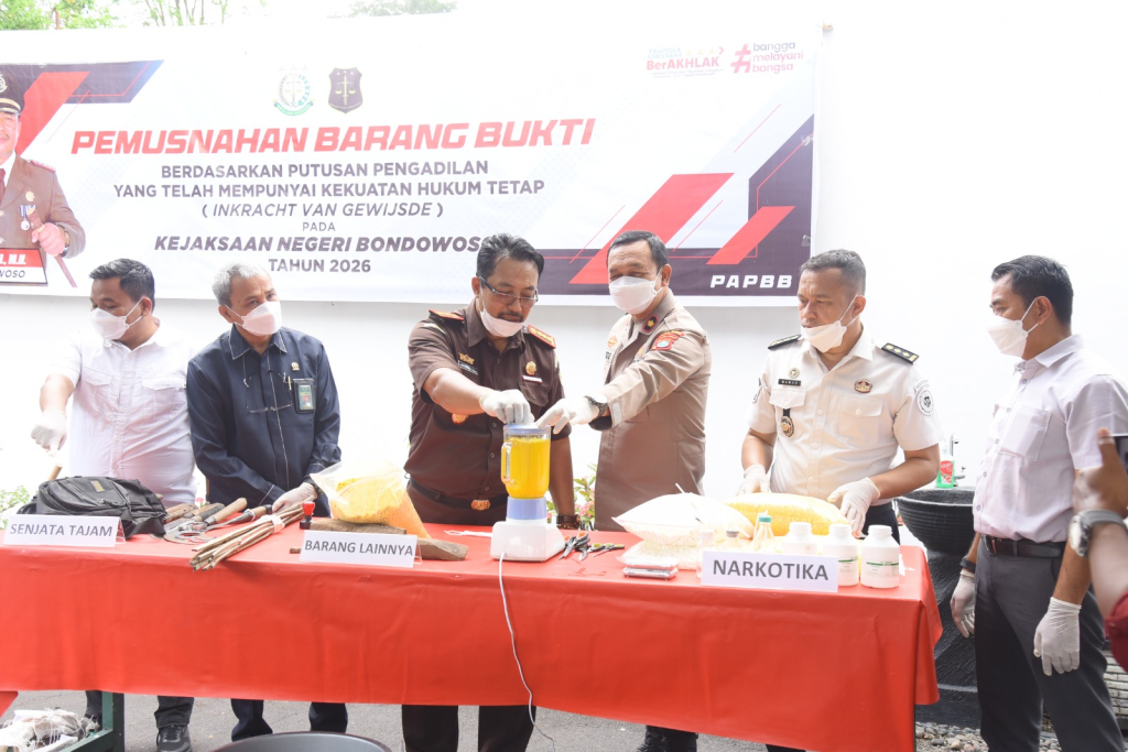 Kegiatan pemusnahan barang bukti perkara pidana yang telah berkekuatan hukum tetap (inkrah), digelar di halaman Kejaksaan Negeri Bondowoso, Rabu (8/4/2026), melibatkan Polres Bondowoso, Kejari.